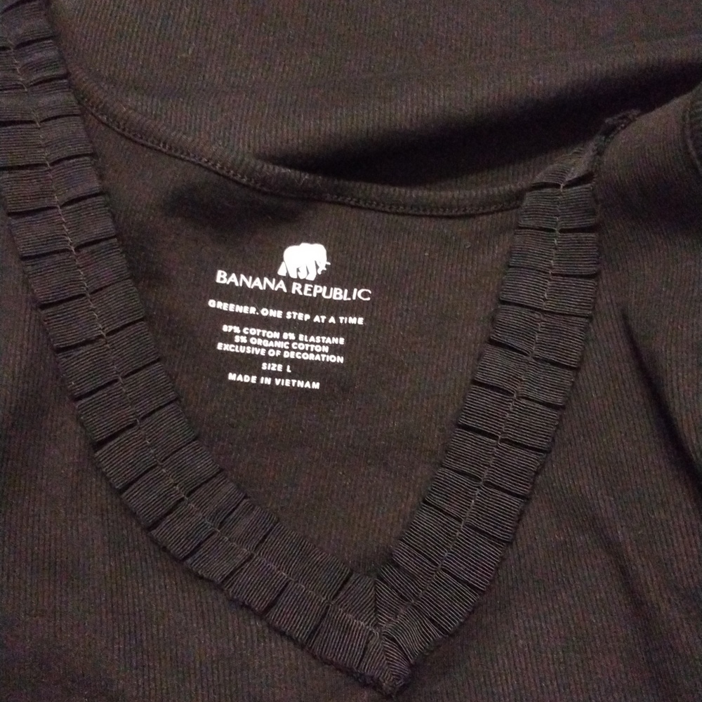 Women's NWOT Banana Republic Black Tank with cute Ruffled neckline size L - Picture 6 of 6
